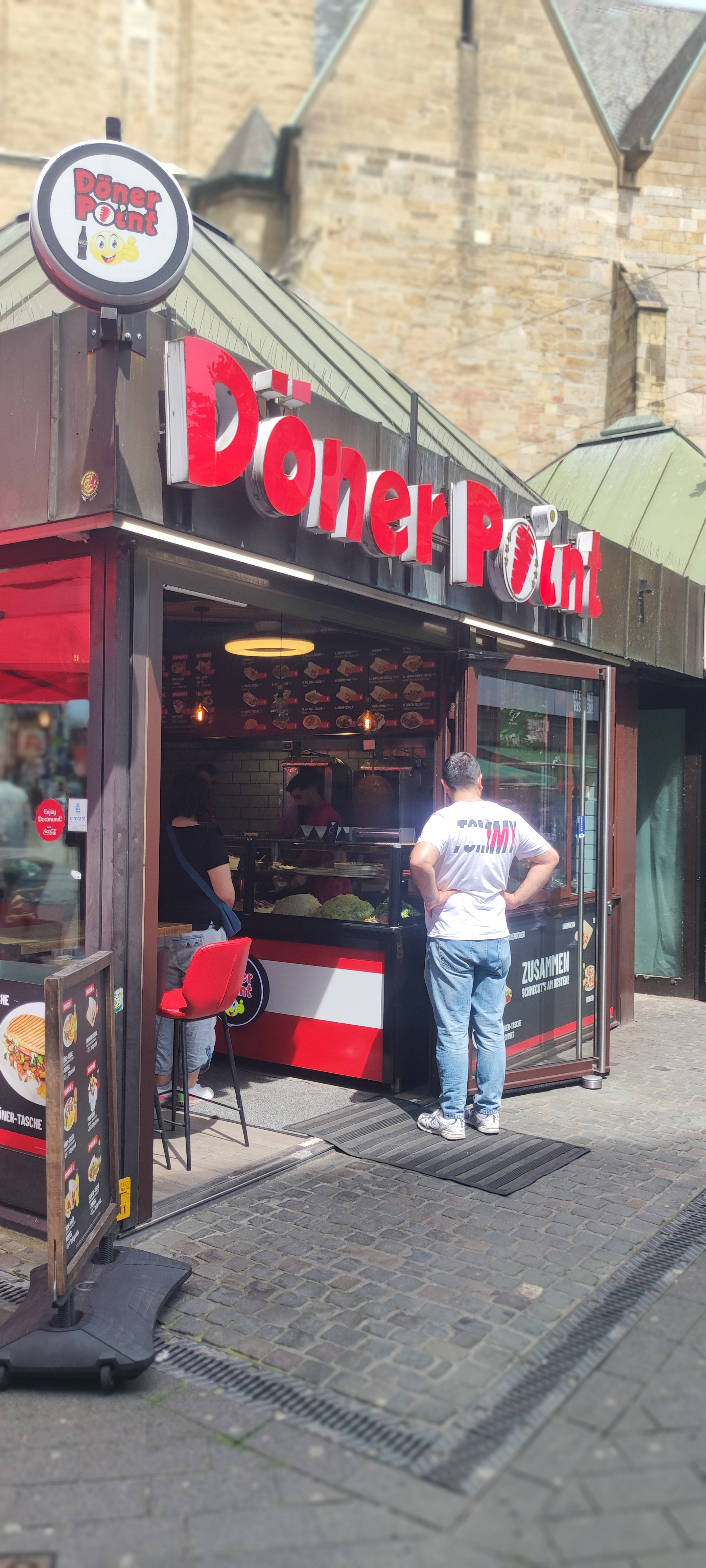Döner Point Eingang mit 3D-Schriftzug