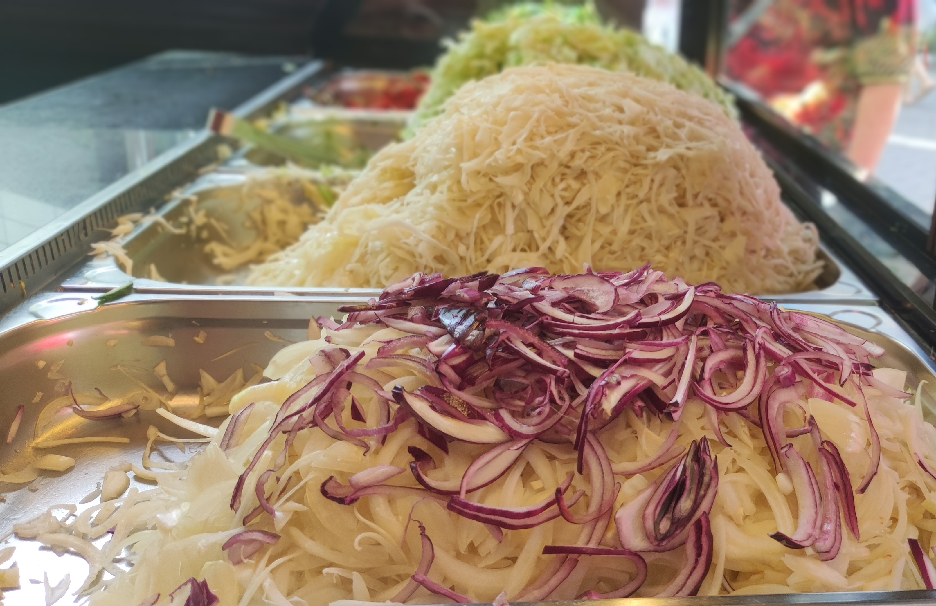 Frische Zutaten an der Theke bei Döner Point